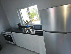 Kühlschrank, Mikrowelle, Ofen, Herdplatte