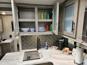 Cookware/dishes/utensils - Family Bay RV – Wildwood Heritage Glen - Sleeps 6 (Bolivar Peninsula)
