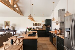 Kühlschrank, Mikrowelle, Ofen, Geschirrspüler