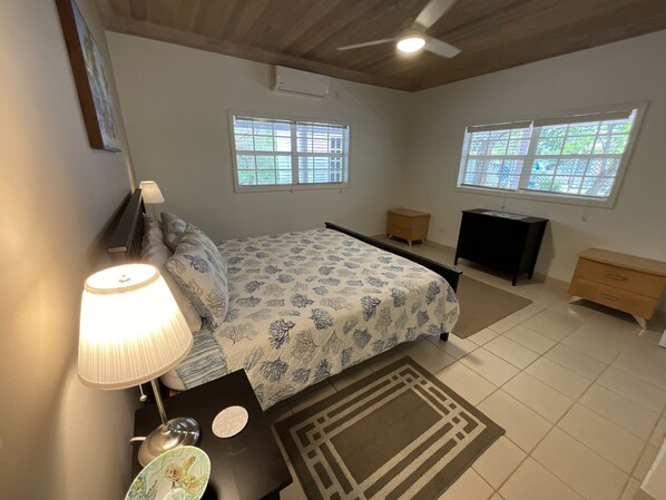 Room - The Pink @ Hoopers Bay Beach (Hoopers Bay)
