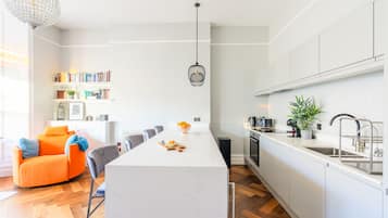 Deluxe Apartment | Private kitchen | Full-size fridge, microwave, oven, stovetop