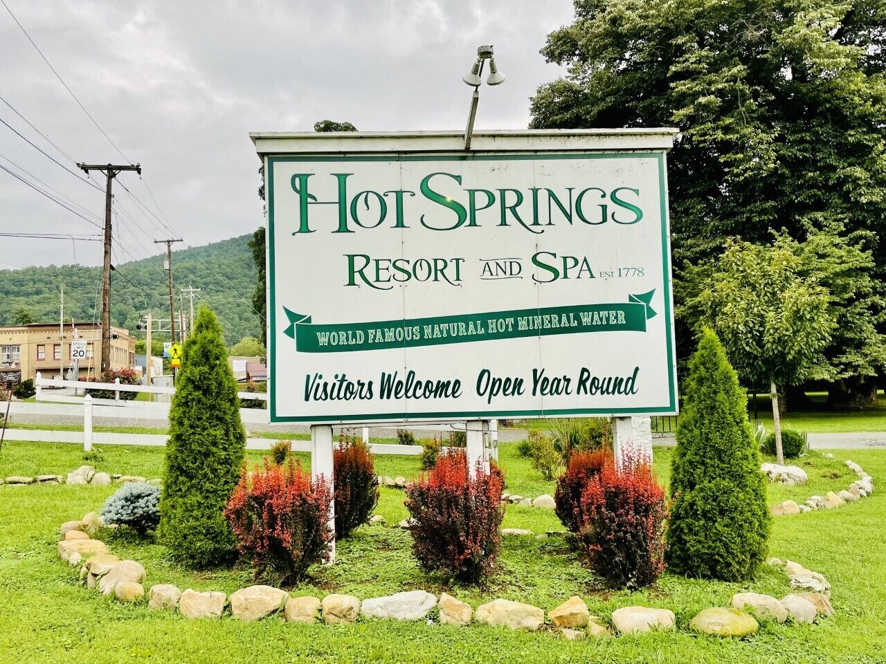 Señal del Hot Springs Resort and Spa, que indica que está abierto todo el año.