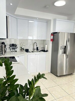 Een koelkast, een magnetron, een koffiezetapparaat/waterkoker