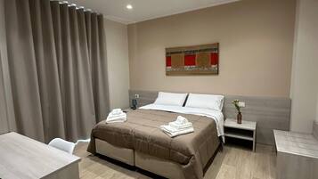 Deluxe-Doppel- oder -Zweibettzimmer, eigenes Bad, Stadtblick | Daunenbettdecken, Betten mit Memory-Foam-Matratzen, Zimmersafe