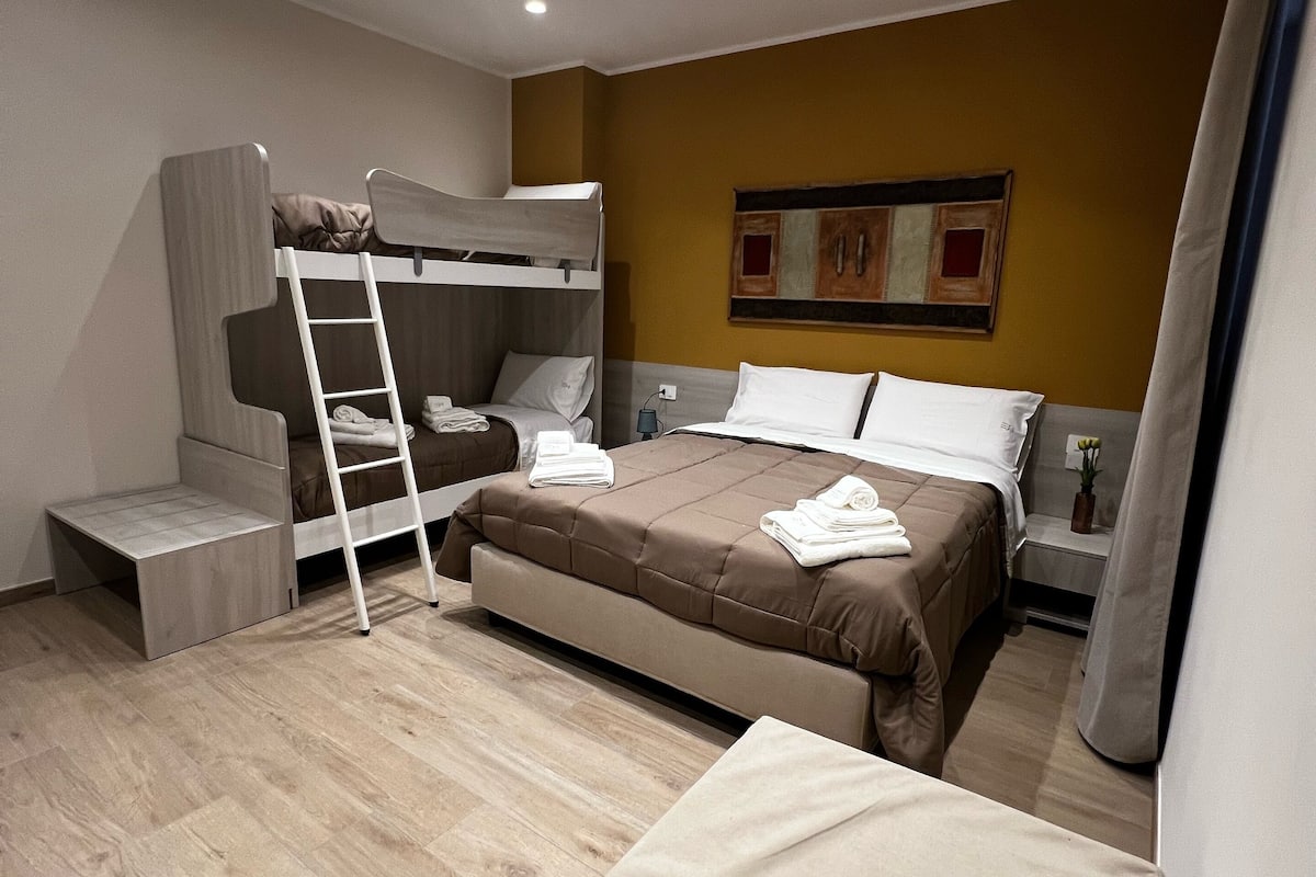 Family Quadruple Room, Courtyard View | Gebar bulu kapas, busa memori, peti besi dalam bilik, meja