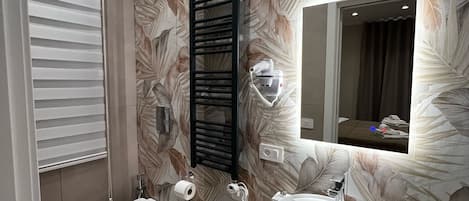 Chambre Deluxe Double ou avec lits jumeaux, salle de bains privée, vue ville | Salle de bain | Douche, douche à « effet pluie », sÚche-cheveux, bidet