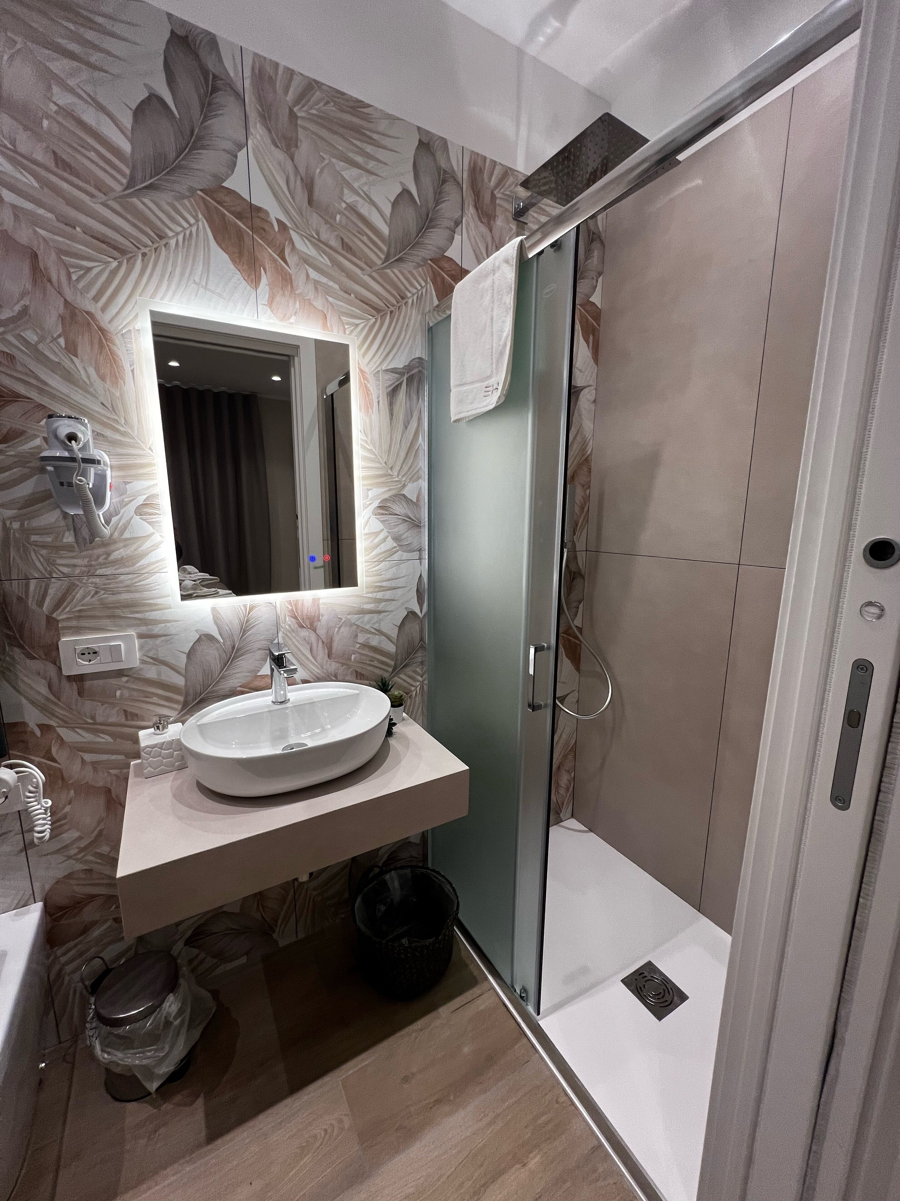 Deluxe-Doppel- oder -Zweibettzimmer, eigenes Bad, Stadtblick | Badezimmer