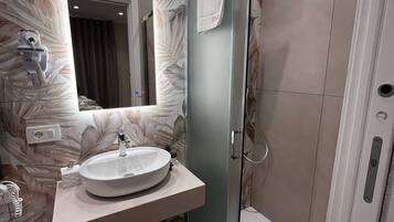 Deluxe-Doppel- oder -Zweibettzimmer, eigenes Bad, Stadtblick | Badezimmer