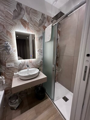 Deluxe Double or Twin Room, Private Bathroom, City View | Bathroom | Shower, rainfall showerhead, hair dryer, bidet - Esposito House (Sarno)