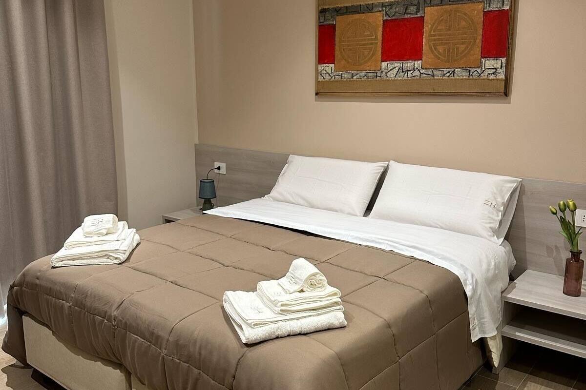 Dobbelt- eller tomannsrom – deluxe, privat bad, byutsikt | Dundyner, memory foam-senger, safe på rommet og skrivebord