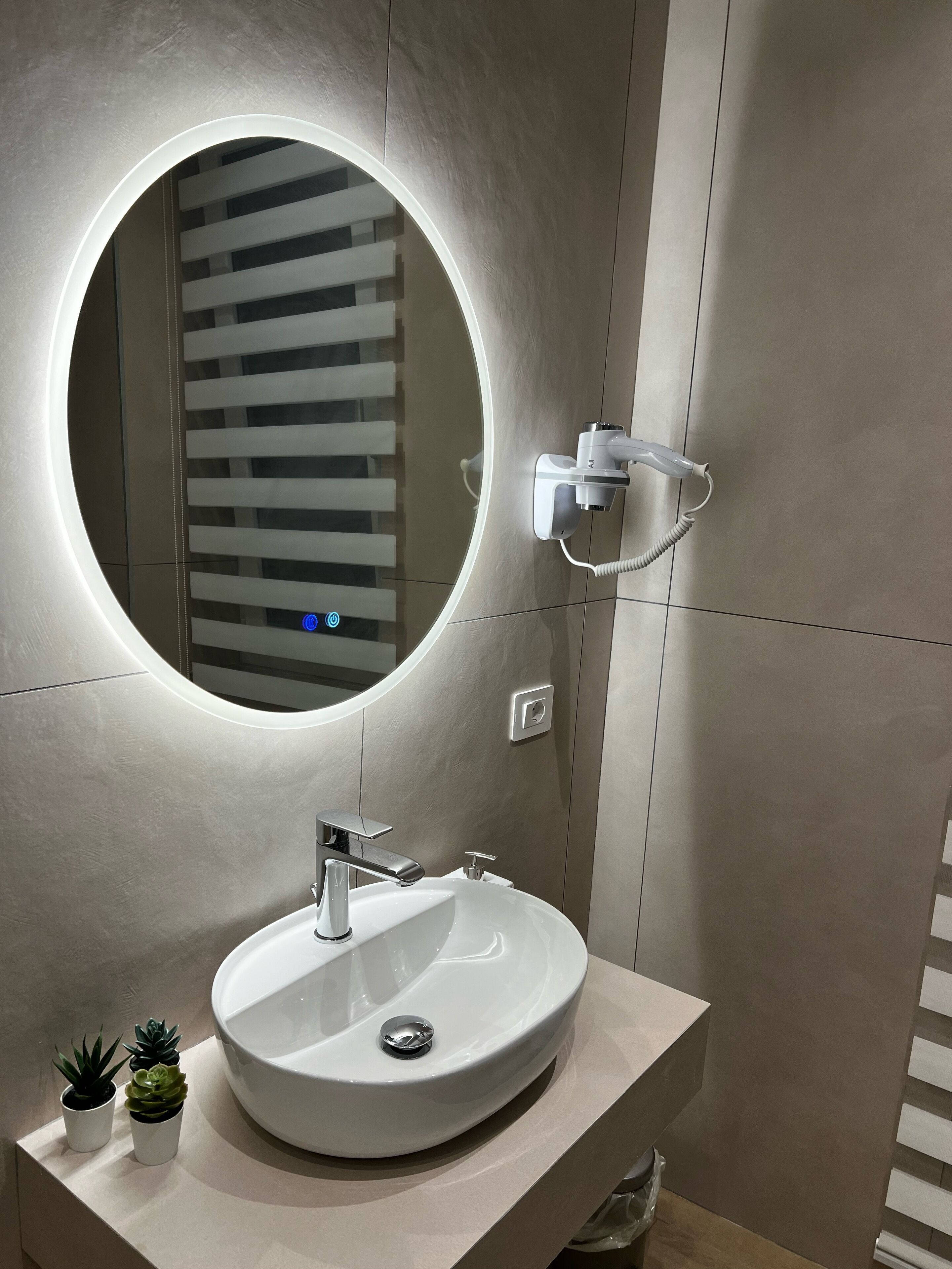 Quadrupla familiare, vista cortile | Bagno | Doccia, soffione a pioggia, asciugacapelli, bidet