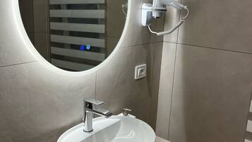 Quadrupla familiare, vista cortile | Bagno | Doccia, soffione a pioggia, asciugacapelli, bidet