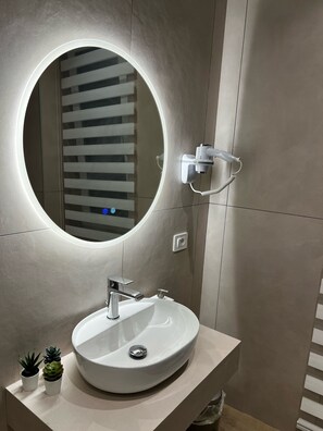 Family Quadruple Room, Courtyard View | Bathroom | Shower, rainfall showerhead, hair dryer, bidet - Esposito House (Sarno)