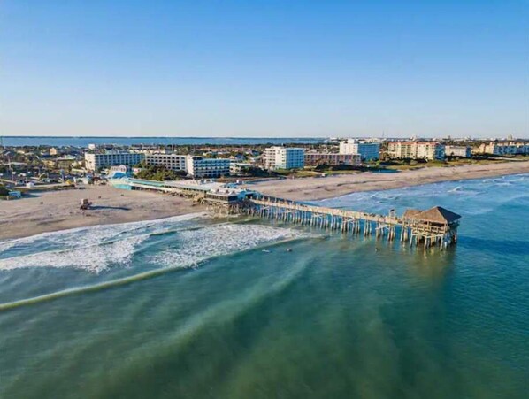 On the beach - Modern Condo on the Beach in the Heart of Cocoa! (Cocoa Beach)