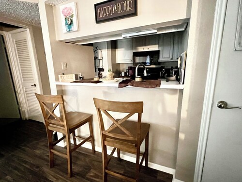 Cozy 1-bedroom apartment with WiFi, pool, conveniently located in NW San Antonio