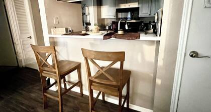 Cozy 1-bedroom apartment with WiFi, pool, conveniently located in NW San Antonio