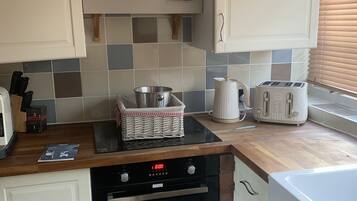 Cottage | Private kitchen | Fridge, microwave, oven, stovetop