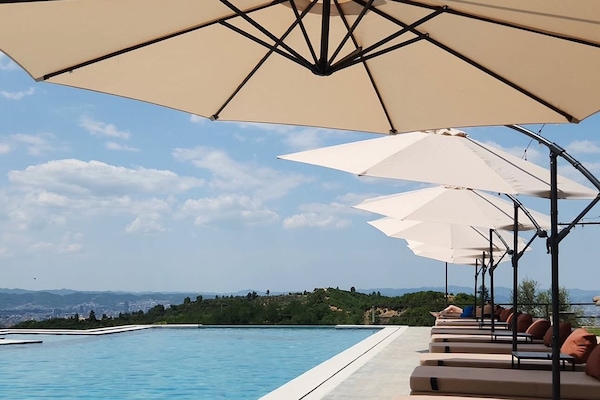 Una piscina al aire libre de temporada