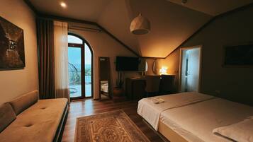 Junior-huone, 1 suuri parisänky ja vuodesohva, tupakointi kielletty | Työpöytä, äänieristys, ilmainen Wi-Fi, vuodevaatteet