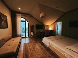 Junior kamer, 1 kingsize bed met slaapbank, niet-roken | Een bureau, geluiddichte muren, gratis wifi, beddengoed