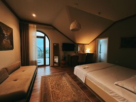 Quarto júnior, 1 cama King e sofá-cama, para não fumantes | Escrivaninha, quartos à prova de som, Wi-Fi de cortesia, roupa de cama