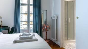 4 slaapkamers, een strijkplank/strijkijzer, gratis wifi, beddengoed