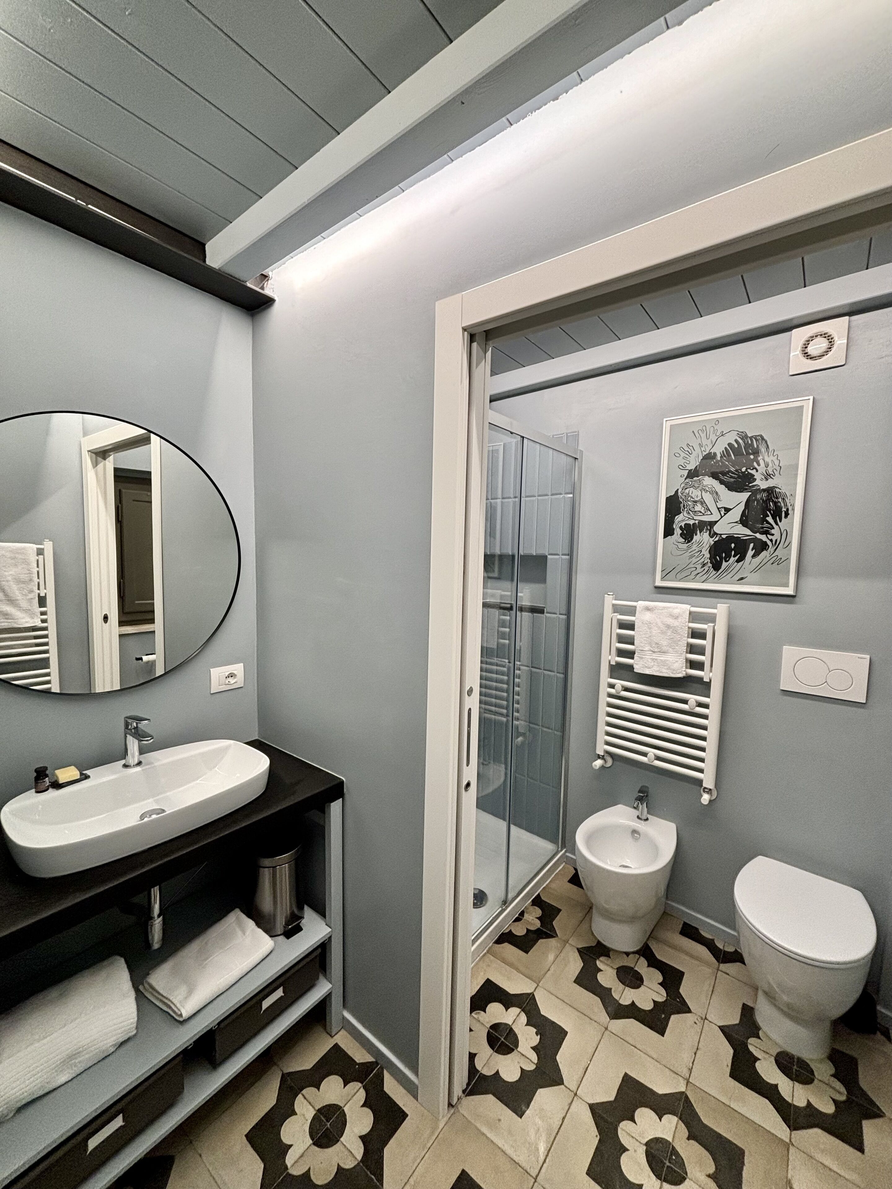 Dusj, hårføner, bidé og håndklær