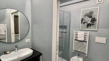 Doccia, asciugacapelli, bidet, asciugamani