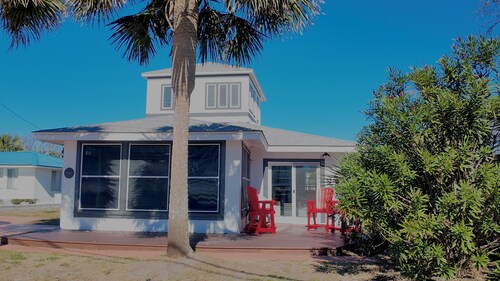 Cozy 2-bedroom cottage in Sunnyside area of Panama City Beach w/ an ocean view.