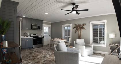 Cozy 2-bedroom cottage in Sunnyside area of Panama City Beach w/ an ocean view.