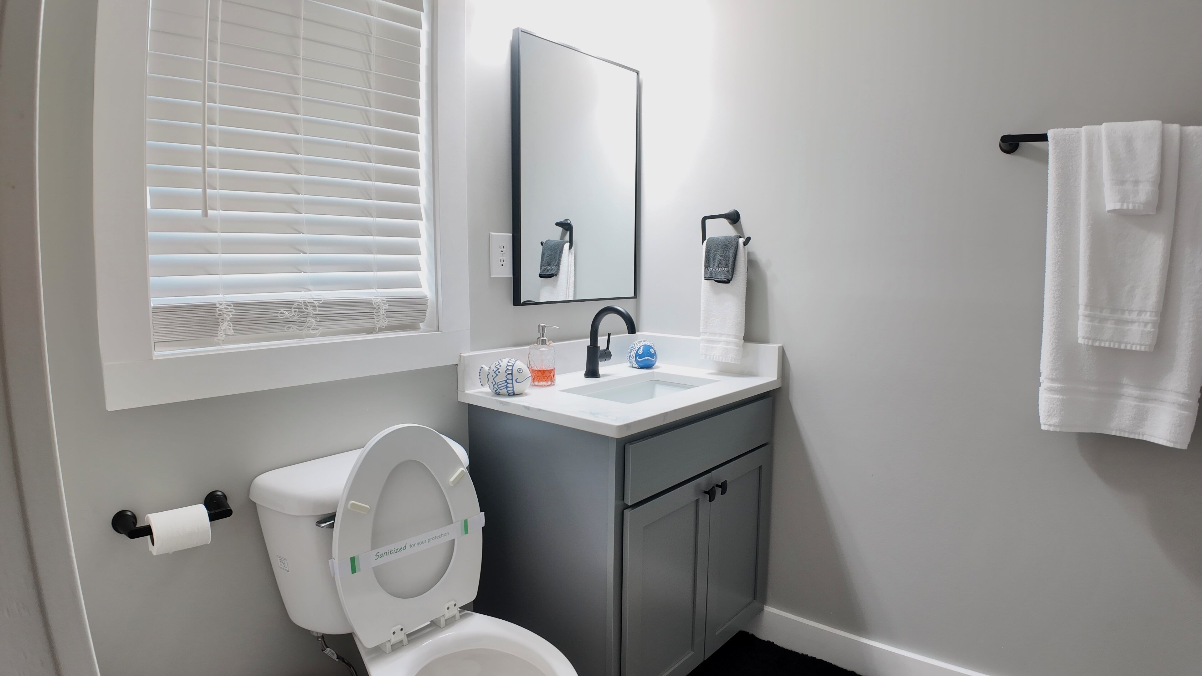 Douche, sèche-cheveux, serviettes fournies, papier toilette