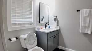 Douche, sèche-cheveux, serviettes fournies, papier toilette