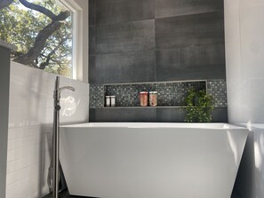 Shower, hair dryer, towels, soap - Mid Century Family Estate near the Domain, Arboretum, & most TECH employers  (Austin)