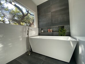 Een douche, een haardroger, handdoeken, zeep