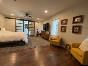 4 bedrooms, desk, iron/ironing board, free WiFi - Mid Century Family Estate near the Domain, Arboretum, & most TECH employers  (Austin)