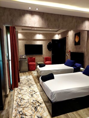 Edredón, minibar, decoración personalizada y wifi gratis