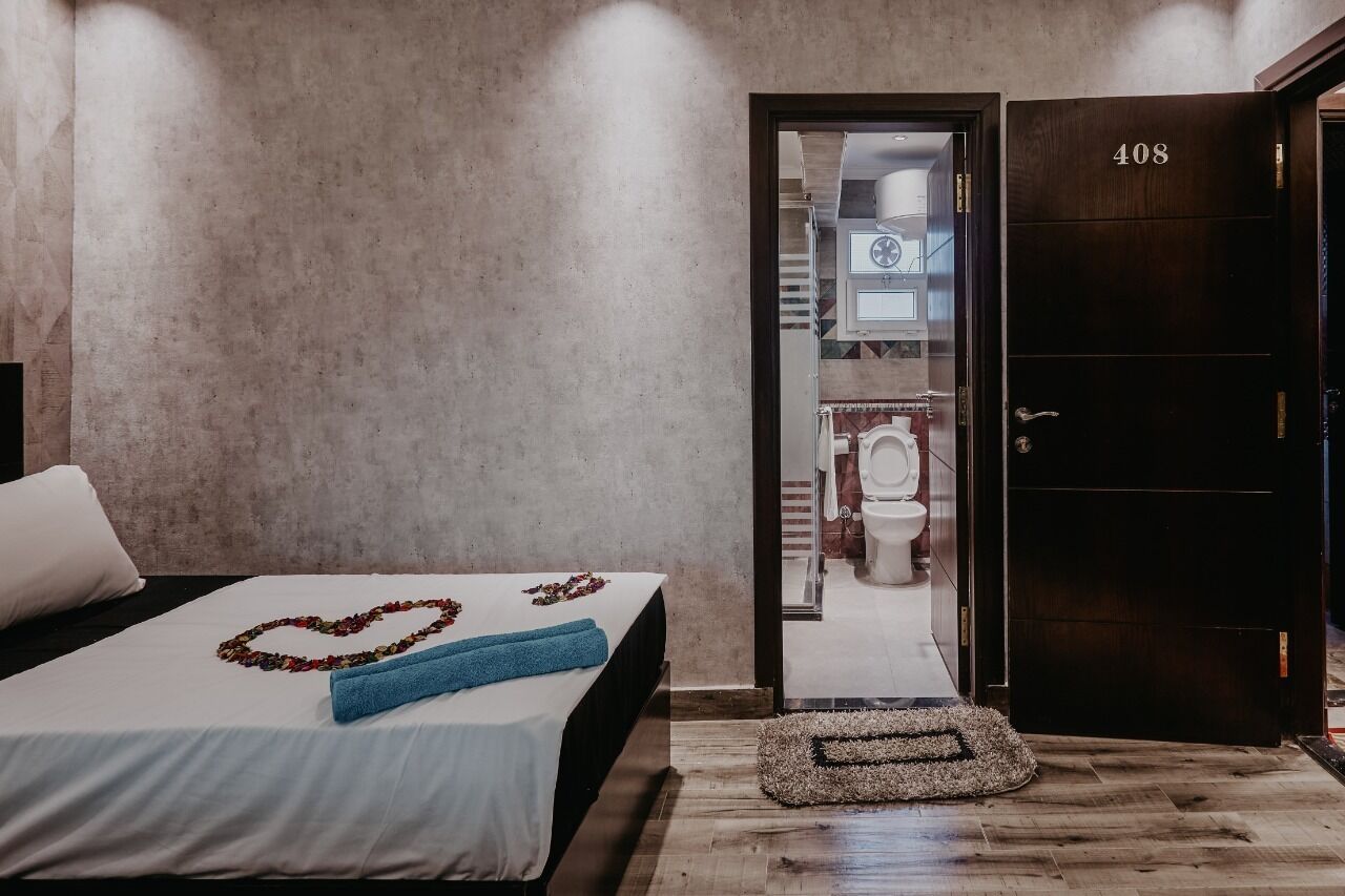 Deluxe-Doppelzimmer, 1 Queen-Bett | Daunenbettdecken, Minibar, individuell dekoriert, kostenloses WLAN