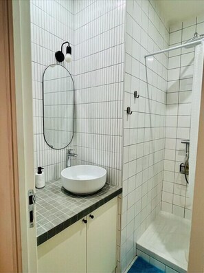 Een haardroger, handdoeken