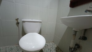 Deluxe Double Room | Bathroom | Shower, towels, soap - Hotel O Vj Sweethome Syariah (Mataram)