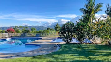 3 albercas al aire libre