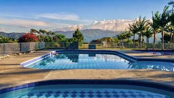 3 座室外游泳池