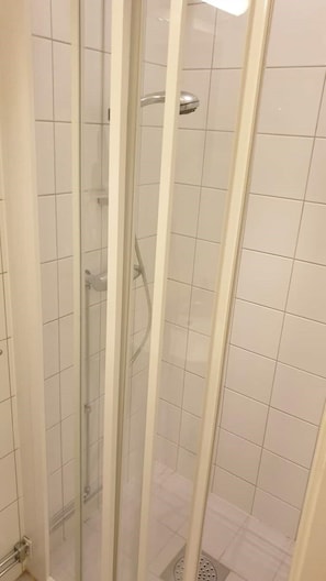 Haartrockner, Handtücher, Seife, Shampoo