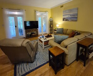 Smart-tv, pejs, dvd-afspiller, bøger