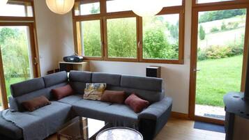 Télévision, cheminée, baby-foot