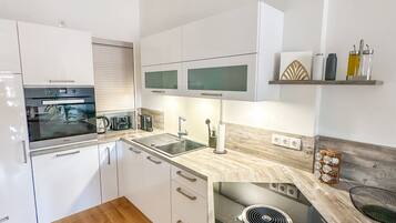 Kühlschrank, Ofen, Herdplatte, Geschirrspüler