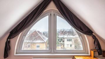 Soundproofing, free WiFi, bed sheets