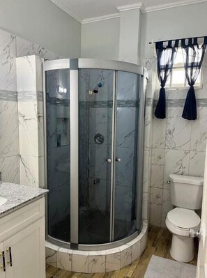 Towels, soap, shampoo, toilet paper - Luxury one-bedroom suburban apartment in Melanie Damashana ECD (Non-Pariel)