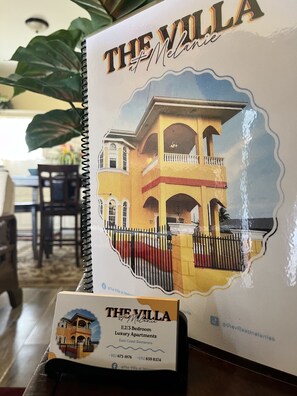 Un folleto de The Villa at Melania que muestra un apartamento de lujo con 1, 2 o 3 habitaciones.
