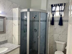 Håndklær, såpe, sjampo og toalettpapir