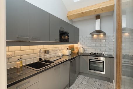 Lavavajillas, tetera/pava eléctrica, tostadora, utensilios de cocina